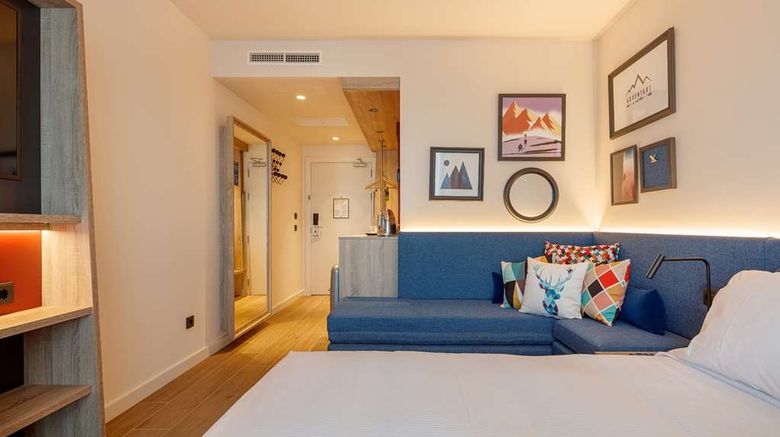 <b>Hampton by Hilton Alcobendas Madrid Room</b>. Images powered by <a href="https://iceportal.shijigroup.com/" title="IcePortal" target="_blank">IcePortal</a>.