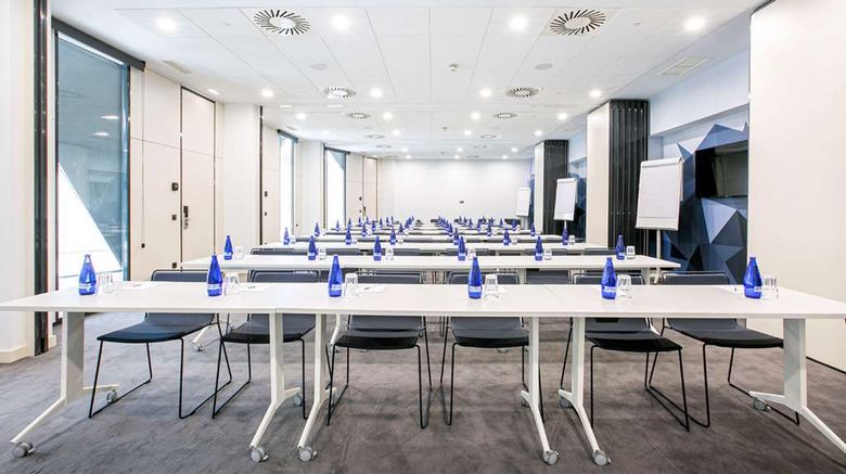 <b>Hampton by Hilton Alcobendas Madrid Meeting</b>. Images powered by <a href="https://iceportal.shijigroup.com/" title="IcePortal" target="_blank">IcePortal</a>.