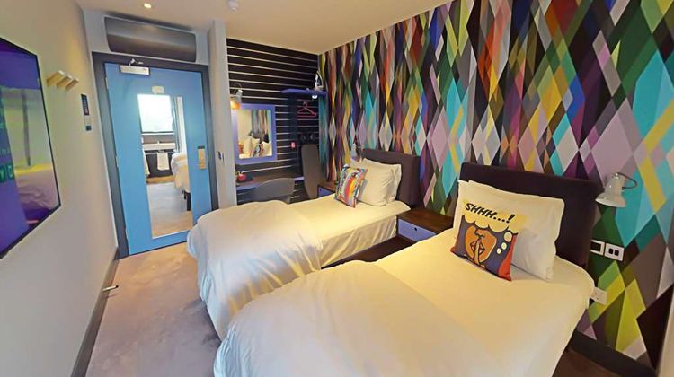 Village Hotel Basingstoke Room
