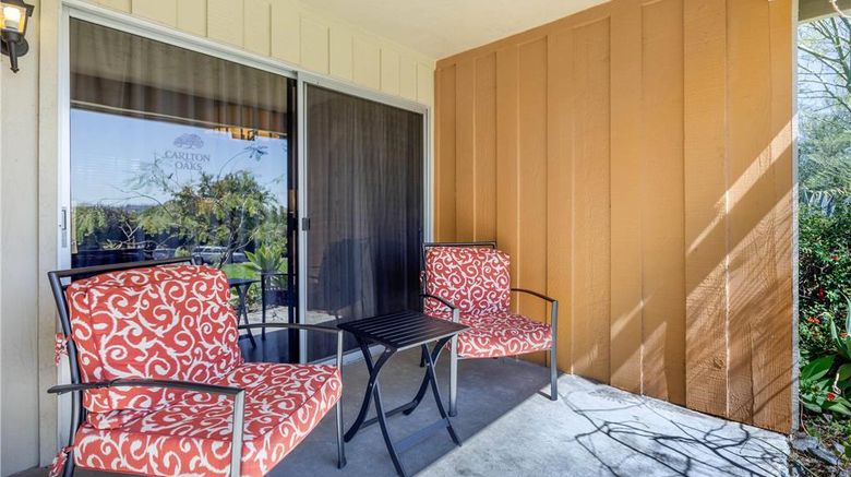 <b>Carlton Oaks Lodge, Ascend Hotel Col Suite</b>. Images powered by <a href="https://iceportal.shijigroup.com/" title="IcePortal" target="_blank">IcePortal</a>.