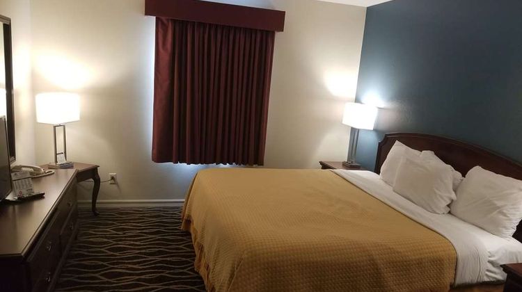 Days Inn and Suites by Wyndham Sikeston Room