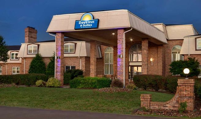 Days Inn and Suites by Wyndham Sikeston Exterior