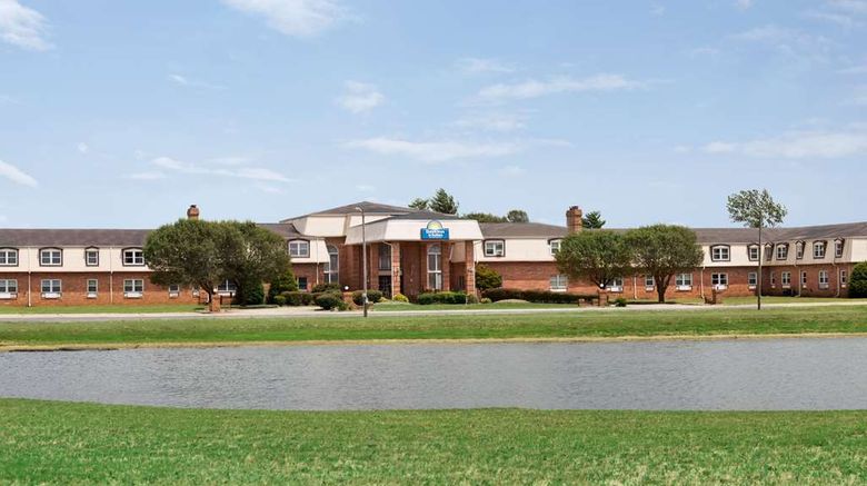 <b>Days Inn and Suites by Wyndham Sikeston Exterior</b>. Images powered by <a href="https://iceportal.shijigroup.com/" title="IcePortal" target="_blank">IcePortal</a>.