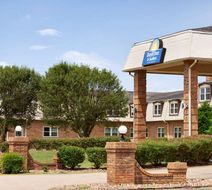 Days Inn and Suites by Wyndham Sikeston Exterior