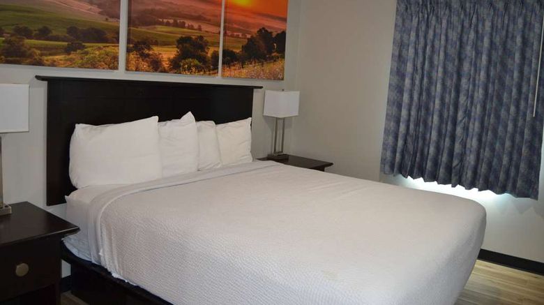 <b>Days Inn and Suites by Wyndham Sikeston Suite</b>. Images powered by <a href="https://iceportal.shijigroup.com/" title="IcePortal" target="_blank">IcePortal</a>.