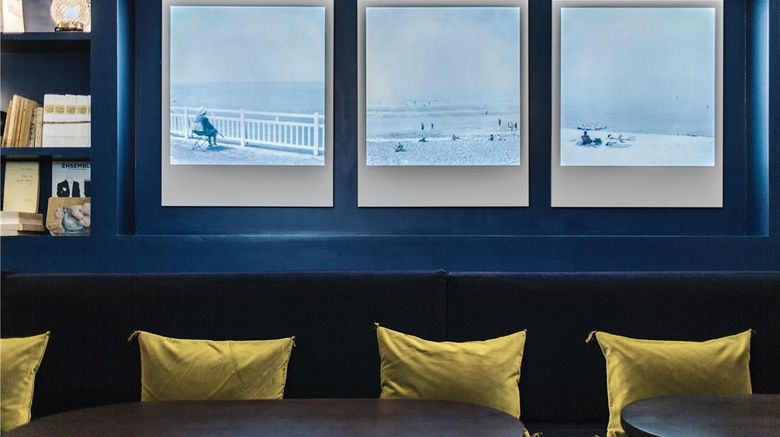 <b>Handsome Hotel Lobby</b>. Images powered by <a href="https://iceportal.shijigroup.com/" title="IcePortal" target="_blank">IcePortal</a>.
