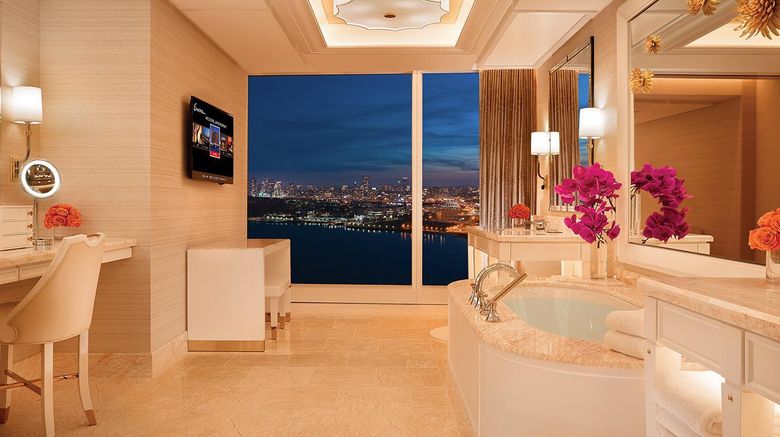 <b>Encore Boston Harbor Suite</b>. Images powered by <a href="https://iceportal.shijigroup.com/" title="IcePortal" target="_blank">IcePortal</a>.