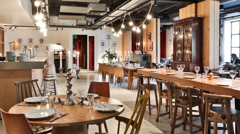 <b>MOB Hotel Paris les Puces Restaurant</b>. Images powered by <a href="https://iceportal.shijigroup.com/" title="IcePortal" target="_blank">IcePortal</a>.