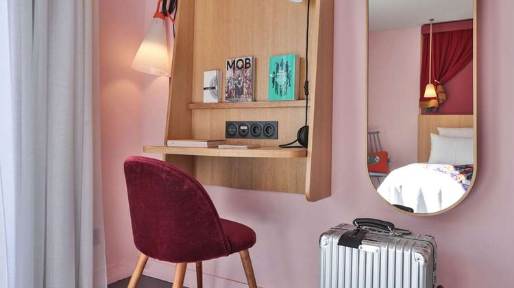MOB Hotel Paris les Puces Room