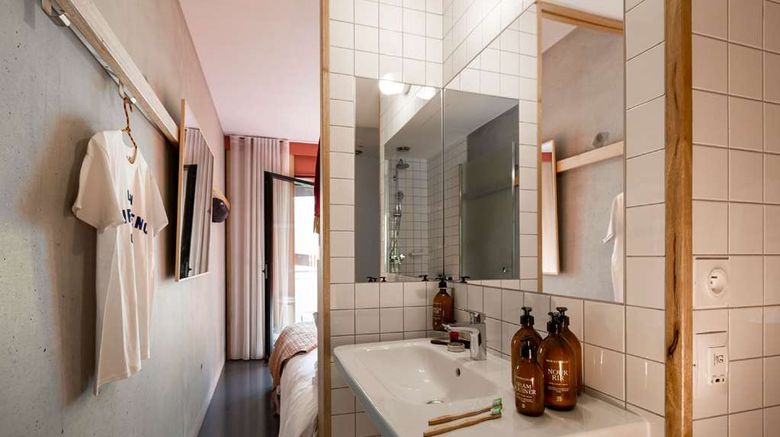 <b>MOB HOTEL Lyon Confluence Room</b>. Images powered by <a href="https://iceportal.shijigroup.com/" title="IcePortal" target="_blank">IcePortal</a>.