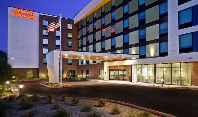 Hampton Inn & Suites Convention Center Exterior