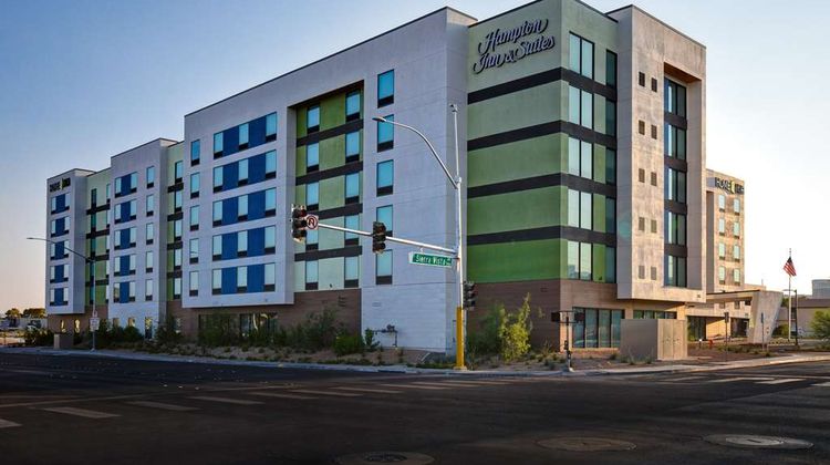 Hampton Inn & Suites Convention Center Exterior