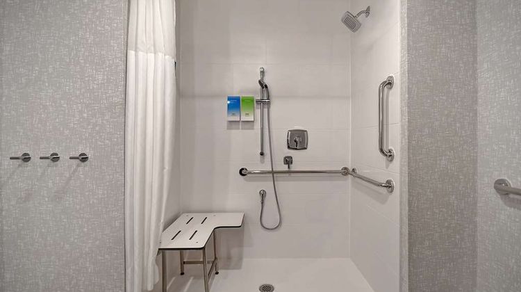 Hampton Inn & Suites Convention Center Room