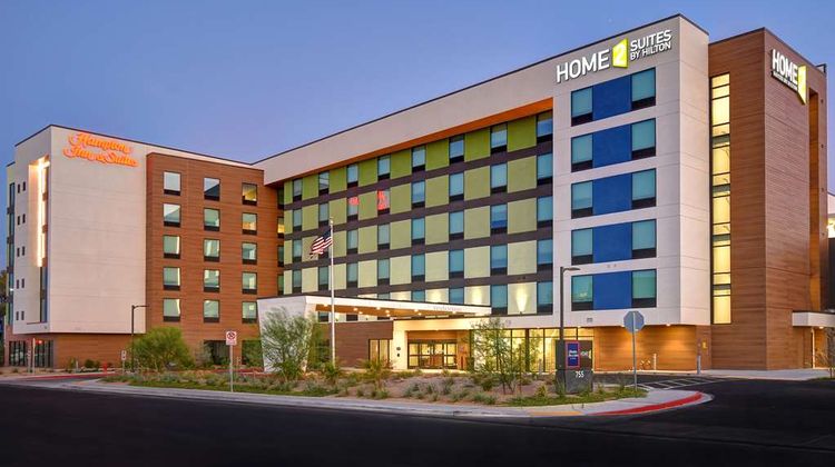 Hampton Inn & Suites Convention Center Exterior
