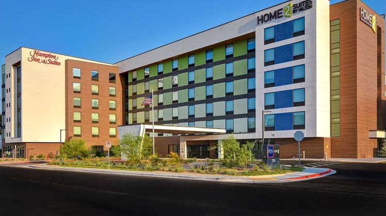 Hampton Inn & Suites Convention Center Exterior