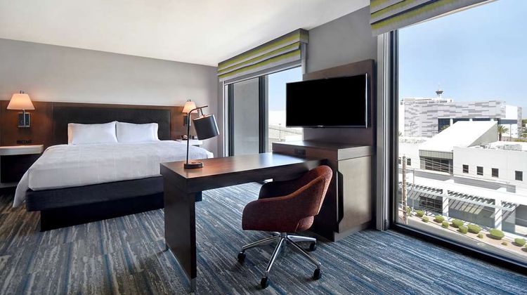 Hampton Inn & Suites Convention Center Room