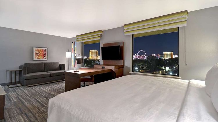 Hampton Inn & Suites Convention Center Room