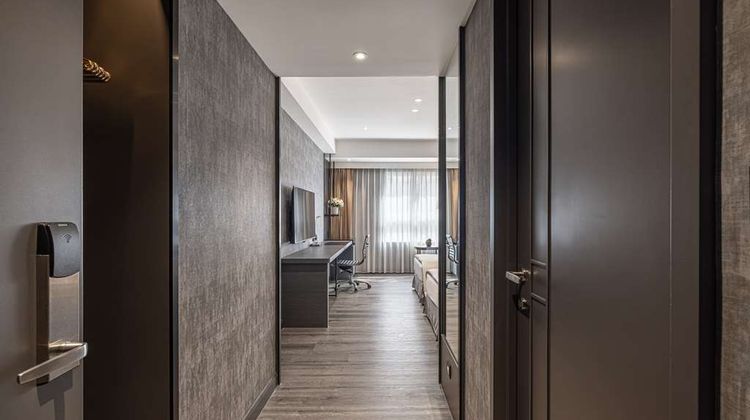 Lakeshore Hotel Metropolis Suite