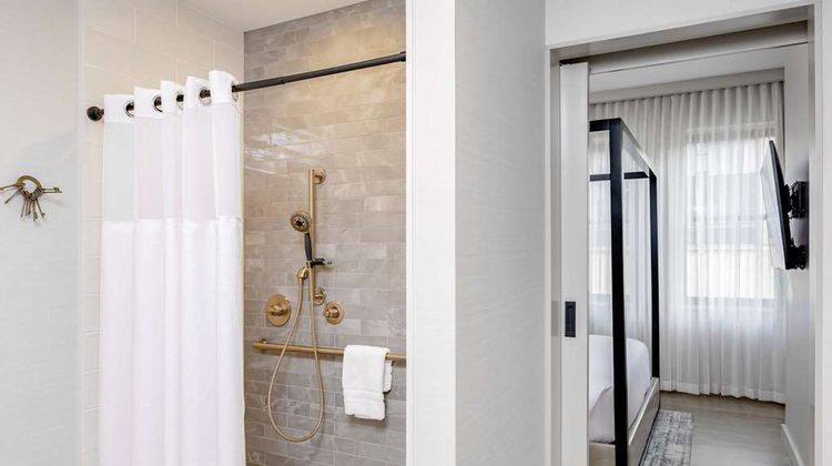 Hotel Fort Des Moines CURIO by Hilton Room