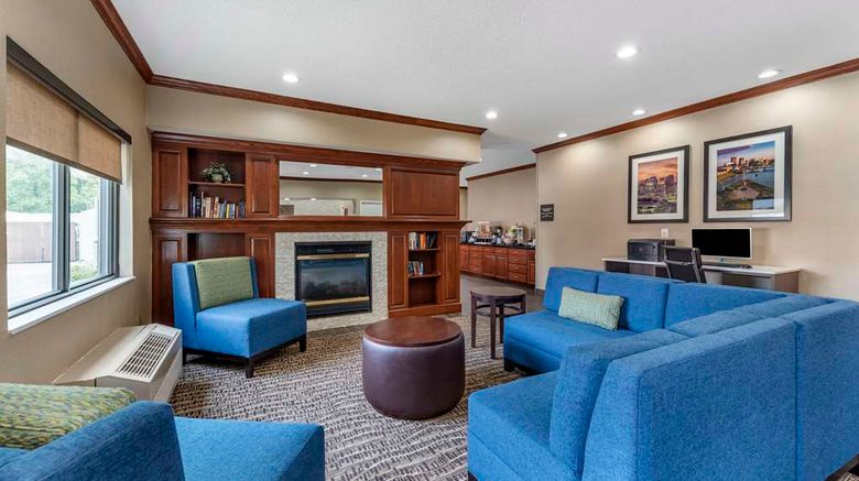 <b>Comfort Inn & Suites Lobby</b>. Images powered by <a href="https://iceportal.shijigroup.com/" title="IcePortal" target="_blank">IcePortal</a>.