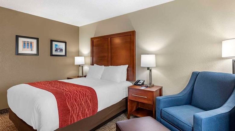 <b>Comfort Inn & Suites Room</b>. Images powered by <a href="https://iceportal.shijigroup.com/" title="IcePortal" target="_blank">IcePortal</a>.