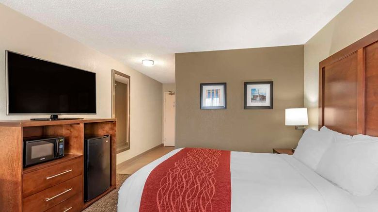 <b>Comfort Inn & Suites Room</b>. Images powered by <a href="https://iceportal.shijigroup.com/" title="IcePortal" target="_blank">IcePortal</a>.