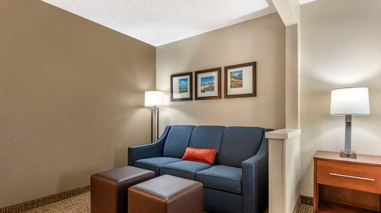 <b>Comfort Inn & Suites Suite</b>. Images powered by <a href="https://iceportal.shijigroup.com/" title="IcePortal" target="_blank">IcePortal</a>.