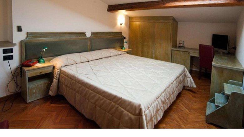 <b>Hotel Gran Duca Room</b>. Images powered by <a href="https://iceportal.shijigroup.com/" title="IcePortal" target="_blank">IcePortal</a>.