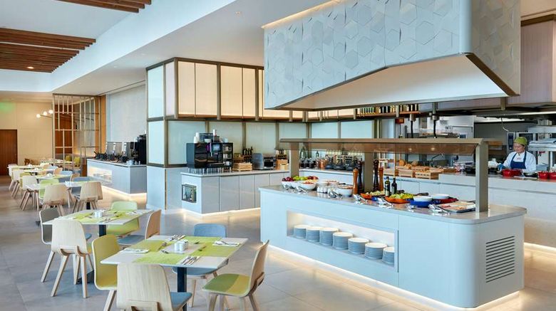 <b>Hilton Garden Inn Kuwait Restaurant</b>. Images powered by <a href="https://iceportal.shijigroup.com/" title="IcePortal" target="_blank">IcePortal</a>.