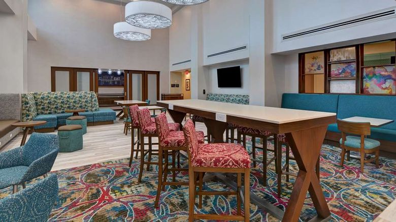<b>Hampton Inn & Suites Riverview Brandon Lobby</b>. Images powered by <a href="https://iceportal.shijigroup.com/" title="IcePortal" target="_blank">IcePortal</a>.