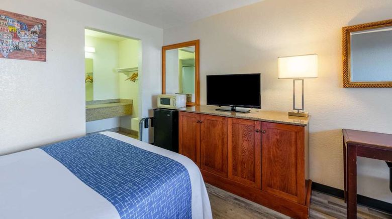 <b>Econo Lodge Room</b>. Images powered by <a href="https://iceportal.shijigroup.com/" title="IcePortal" target="_blank">IcePortal</a>.