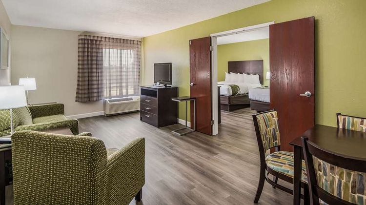 Quality Inn & Suites Suite