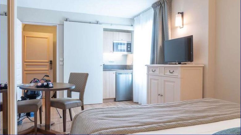 <b>La Closerie Deauville Room</b>. Images powered by <a href="https://iceportal.shijigroup.com/" title="IcePortal" target="_blank">IcePortal</a>.
