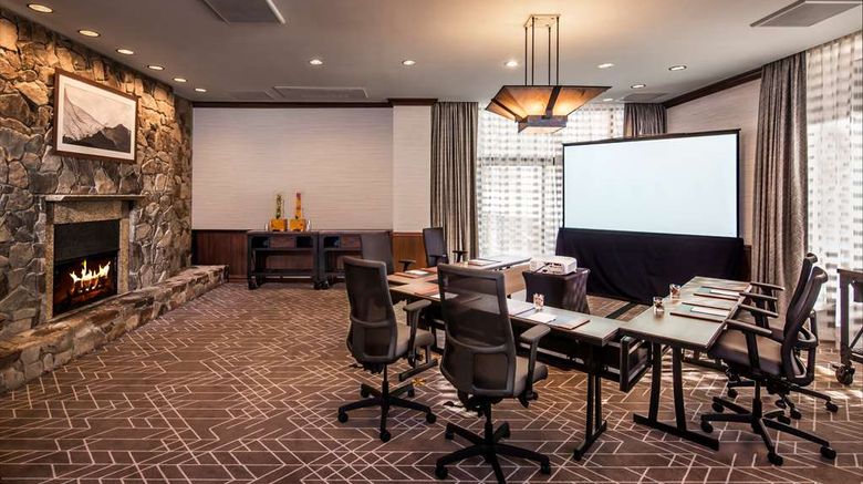 <b>The Everline Resort and Spa Meeting</b>. Images powered by <a href="https://iceportal.shijigroup.com/" title="IcePortal" target="_blank">IcePortal</a>.