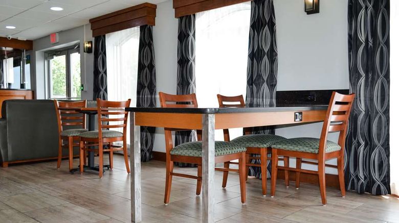 <b>SureStay Hotel by BW Bowling Green North Lobby</b>. Images powered by <a href="https://iceportal.shijigroup.com/" title="IcePortal" target="_blank">IcePortal</a>.
