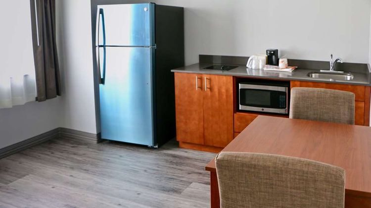 Quality Inn & Suites Watertown Restaurant