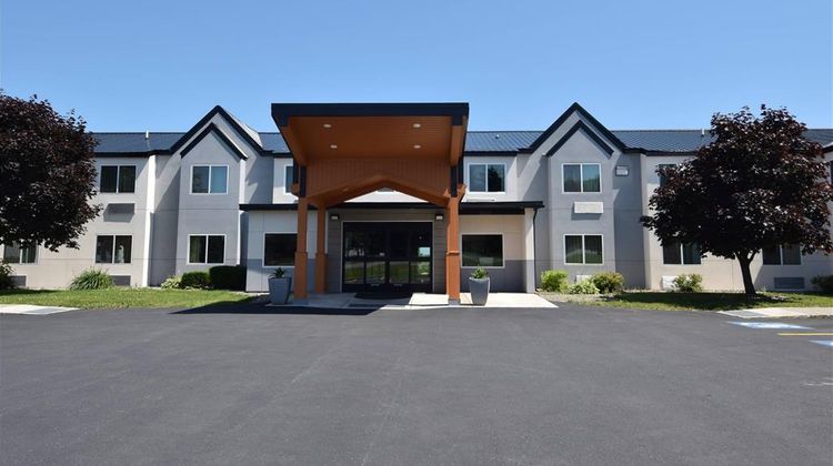 Quality Inn & Suites Watertown Exterior
