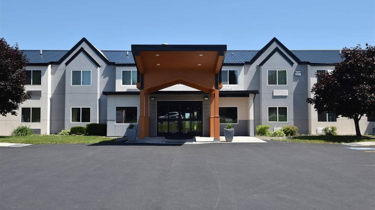 Quality Inn & Suites Watertown Exterior