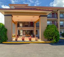 Quality Inn and Suites Cayce Exterior