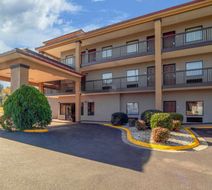 Quality Inn and Suites Cayce Exterior