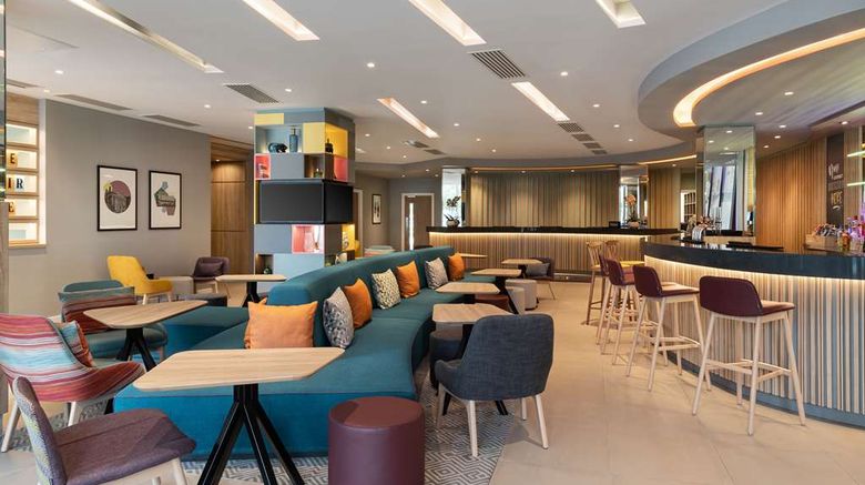 <b>Hampton by Hilton London Ealing Lobby</b>. Images powered by <a href="https://iceportal.shijigroup.com/" title="IcePortal" target="_blank">IcePortal</a>.