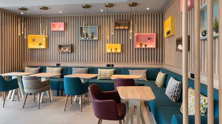 Hampton by Hilton London Ealing Lobby