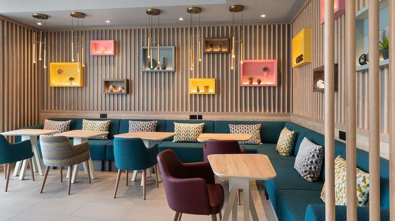 <b>Hampton by Hilton London Ealing Lobby</b>. Images powered by <a href="https://iceportal.shijigroup.com/" title="IcePortal" target="_blank">IcePortal</a>.
