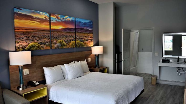 <b>Days Inn by Wyndham University Room</b>. Images powered by <a href="https://iceportal.shijigroup.com/" title="IcePortal" target="_blank">IcePortal</a>.