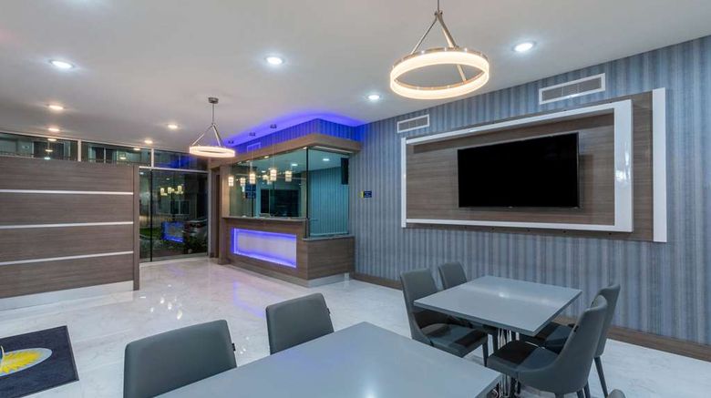 <b>Days Inn by Wyndham University Lobby</b>. Images powered by <a href="https://iceportal.shijigroup.com/" title="IcePortal" target="_blank">IcePortal</a>.