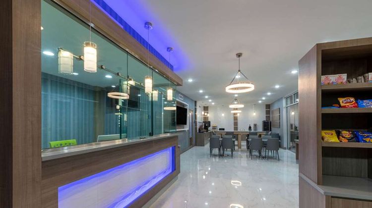 Days Inn by Wyndham University Lobby