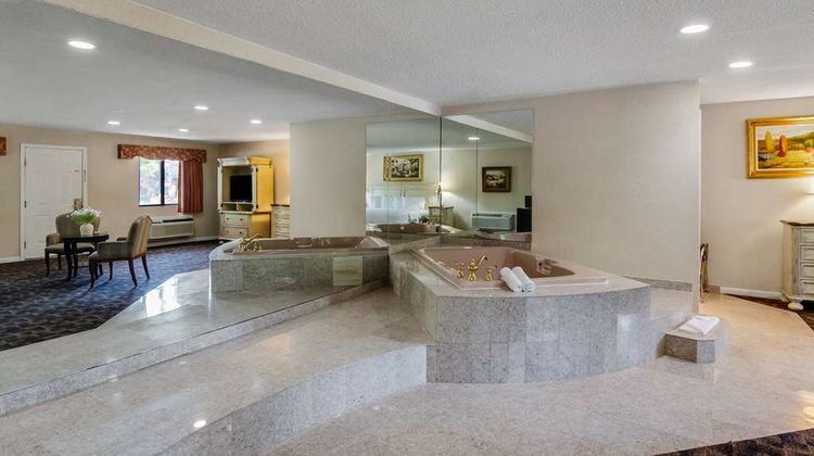 Americas Best Value Inn Torrington Suite