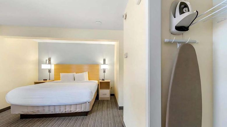 <b>Sonesta ES Suites Cincinnati-Sharonville Suite</b>. Images powered by <a href="https://iceportal.shijigroup.com/" title="IcePortal" target="_blank">IcePortal</a>.
