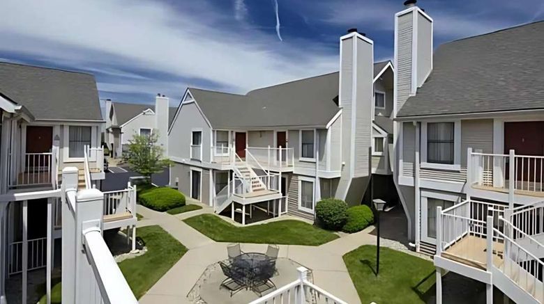 <b>Sonesta ES Suites Cincinnati-Sharonville Exterior</b>. Images powered by <a href="https://iceportal.shijigroup.com/" title="IcePortal" target="_blank">IcePortal</a>.