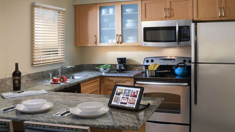 <b>Sonesta ES Suites Cincinnati-Blue Ash Suite</b>. Images powered by <a href="https://iceportal.shijigroup.com/" title="IcePortal" target="_blank">IcePortal</a>.